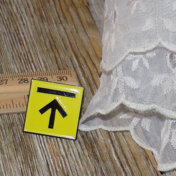 TAC PIN ARROW, TIE TAC PIN PUSH BUTTON PIN - Picture 1 of 3